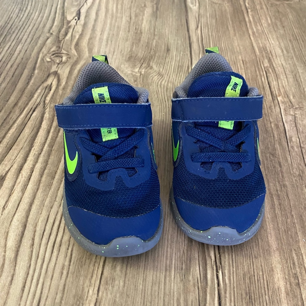 Nike Downshifter green and blue shoes